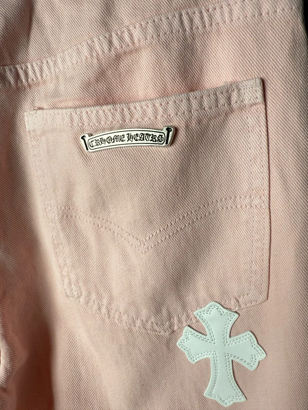 P270 💰 (Top version) Chrome hearts | CH Chrome hearts limited edition cherry blossom pink leather jeans for girls. Charming dopamine personality jeans. Indispensable for fashionistas. The same style for celebrities. A model touted by many bloggers. This new pair of pants is perfect both in shape and upper body. It is no exaggeration to say that making a pair of jeans is equivalent to making 20 pieces of short-sleeves. The fabric is made of high-quality imported denim. It has a unique high-end texture. I am very satisfied with it after washing and proofing several times. Color: Sakura pink Size: 28-30-32-34 (corresponds to S-M-L-XL)